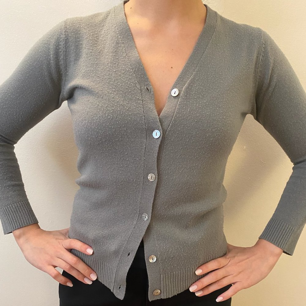 Grey button-up knitted cardigan w pearl buttons
